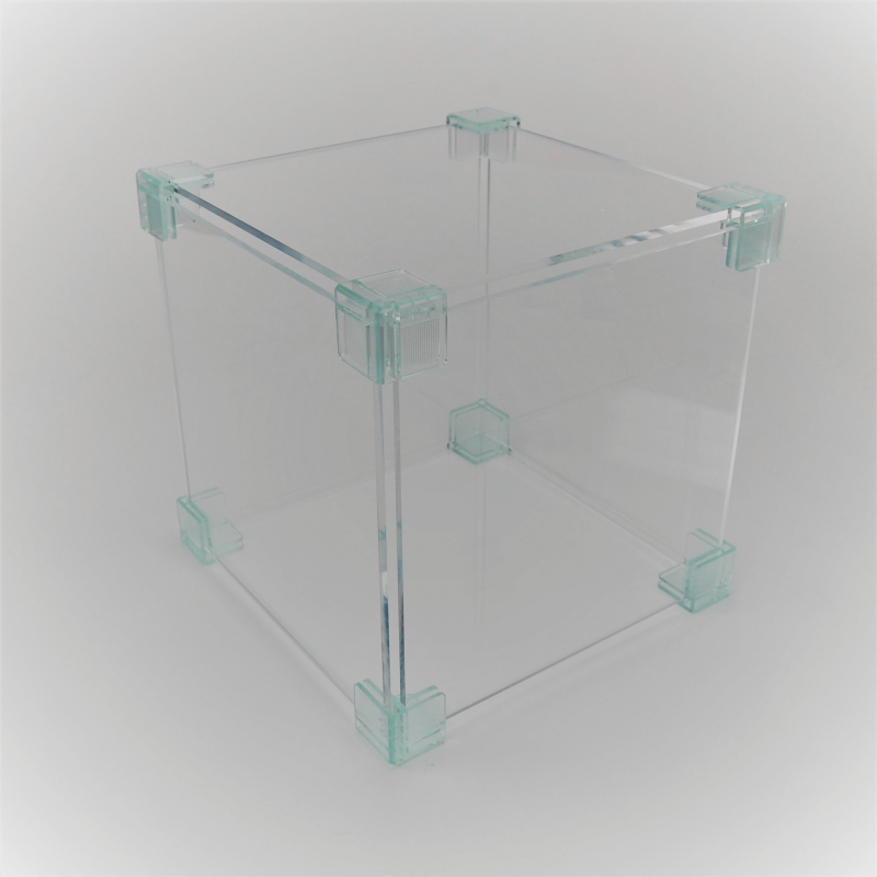 Cube en plastique ou en verre dans différentes vues d'angle, boîte